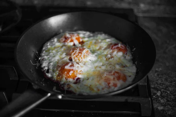 火锅里放着撒满奶酪的煎蛋 — 图库照片