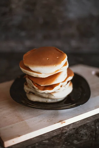 Une pile de crêpes soignées sur un support en bois — Photo