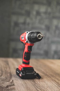 Metal atölyesi. Elektrikli tornavida, kablosuz matkap.