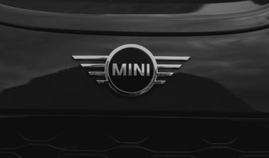 Moskova Rusya 20 2020: Siyah ve Whit Mini Cooper araba logosu
