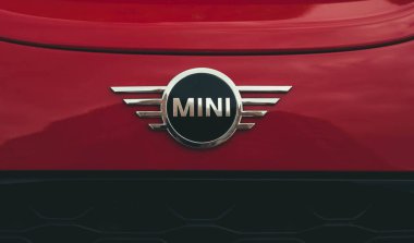 Moskova Rusya 20 2020: Kırmızı Mini Cooper araba logosu