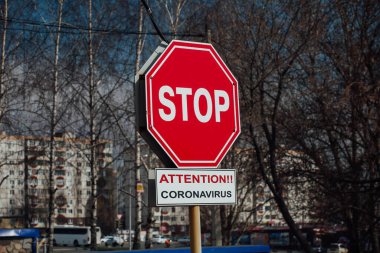 Kırmızı dur işareti. Üzerinde 