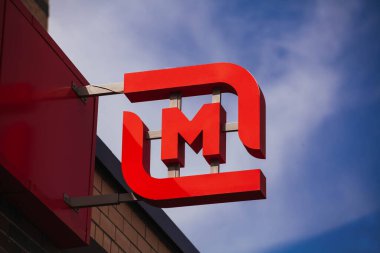Moskova, Rusya - 20 Mart 2020. Magnet mağazasının logosu. Gökyüzüne karşı.