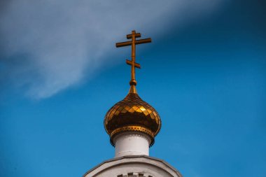 Mavi arka planda haçı olan altın kubbe