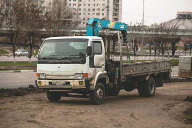 Yol kenarındaki seyyar vinç çalışıyor. Moskova Rusya 15 Mart 2020