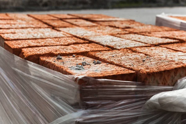 A bunch of red bricks on a pallet — Stock Photo, Image