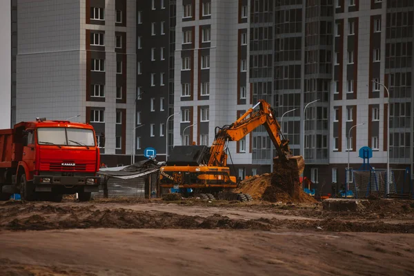 Baumaschinen reparieren. Der Aufbau einer Stadt. Russland Moskau - 10. MÄRZ 2020 — Stockfoto