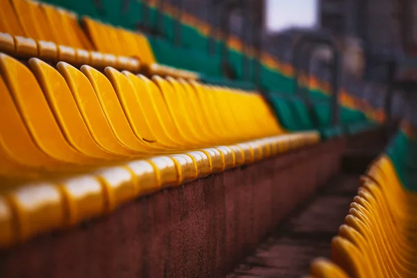 Stands vazios do estádio de futebol na cidade . — Fotografia de Stock