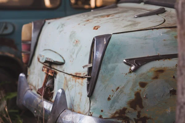 Une vieille voiture abandonnée debout dans un cimetière automobile — Photo