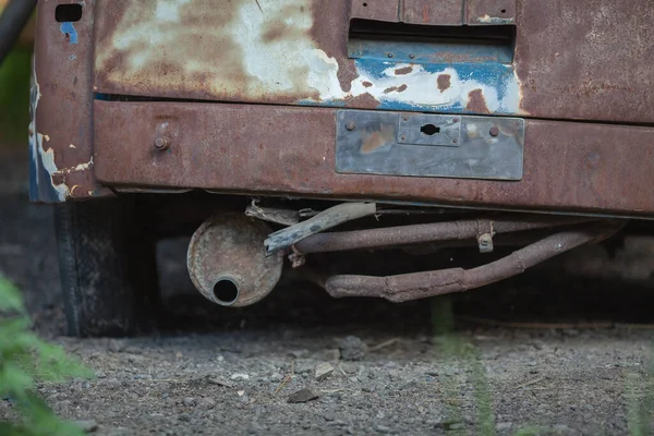 Silencieux d'une vieille voiture abandonnée dans le parking — Photo