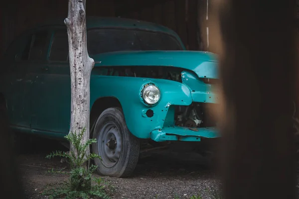 Um velho carro verde abandonado, avariado — Fotografia de Stock
