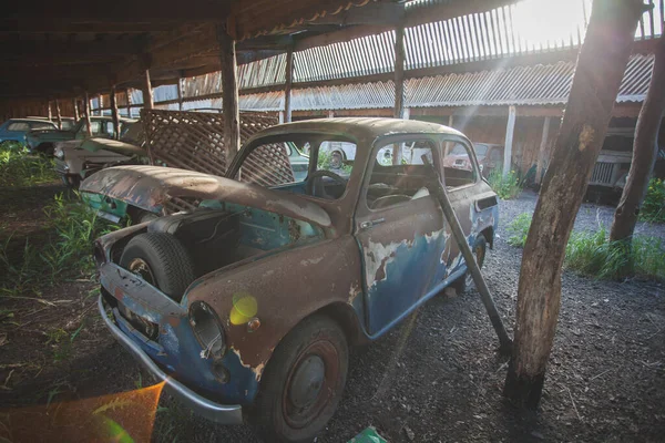 Cemitério de velhos carros soviéticos abandonados. em um estacionamento abandonado — Fotografia de Stock