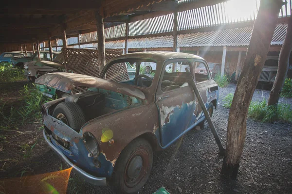 Cimetière de vieilles voitures soviétiques abandonnées. dans un parking abandonné — Photo