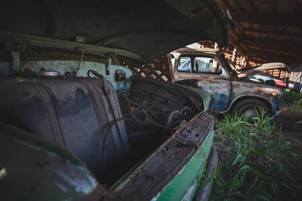 Cemitério de velhos carros soviéticos abandonados. em um estacionamento abandonado — Fotografia de Stock