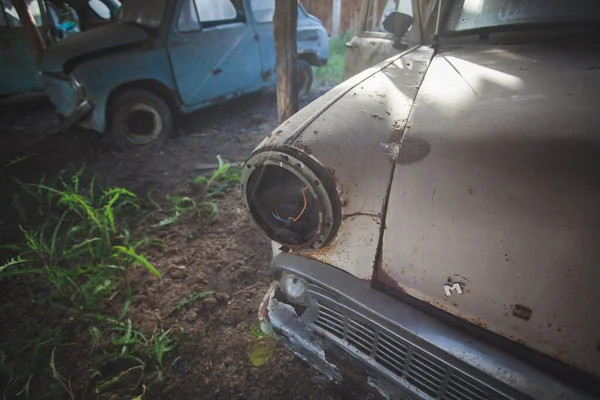 Cemitério de velhos carros soviéticos abandonados — Fotografia de Stock