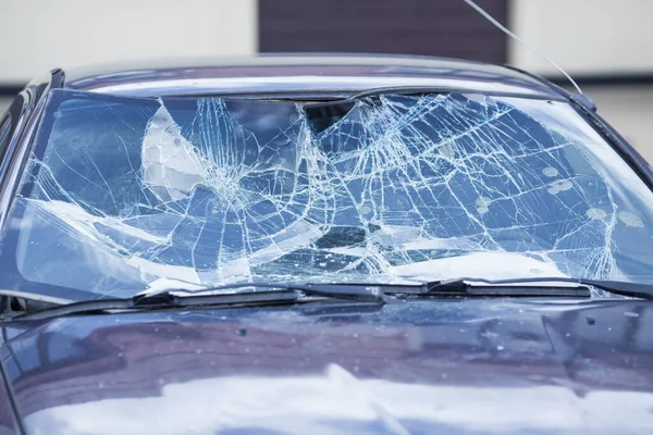 Разбитое лобовое стекло, стоящее на улице автомобиля Лицензионные Стоковые Фото