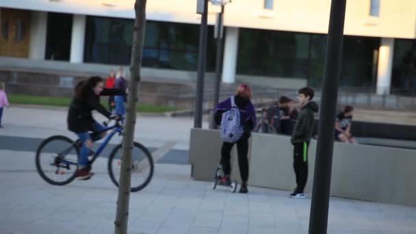 Una chica monta una bicicleta en un parque Moscú Rusia mayo 20 2020 — Vídeo de stock