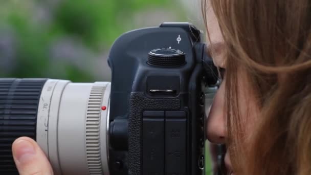 Девушка-фотограф снимает камеру. Moscow, Russia May 20, 2020 — стоковое видео