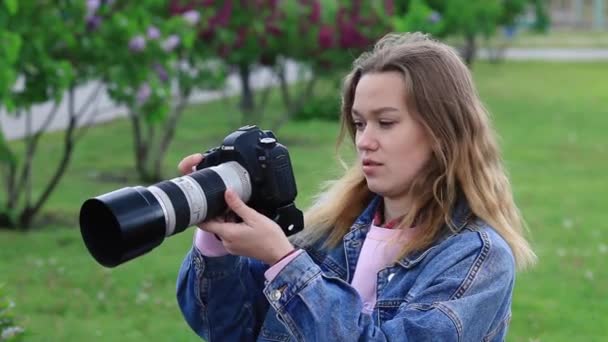 Dziewczyna fotograf strzela do kamery. Moskwa, Rosja 20 maja 2020 — Wideo stockowe