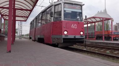Maskeli yaşlılar tramvaydan iniyor, Rusya Stary Oskol, 2 Mayıs 2020
