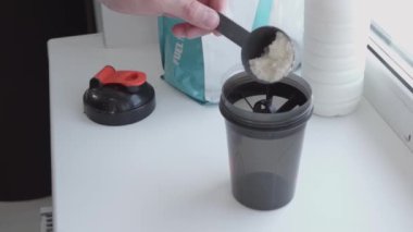 Adam sütten protein karışımı yapıyor.