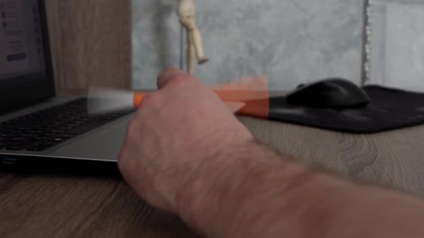 Homem nervosamente torce uma caneta esferográfica — Vídeo de Stock