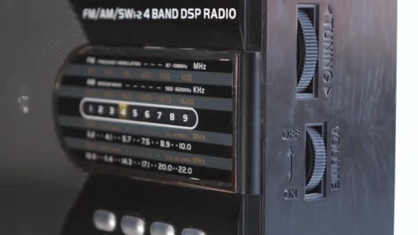 un homme écoute la radio sur une certaine onde .