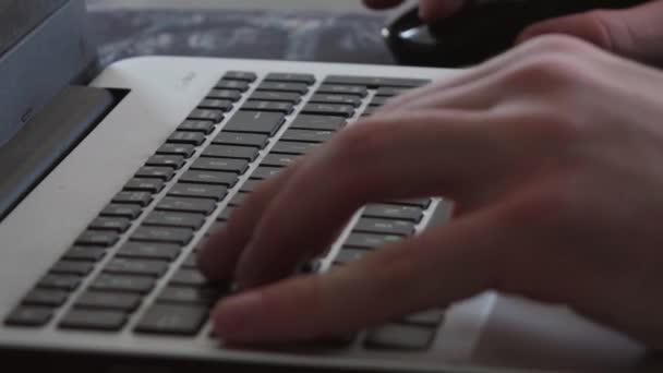 Männerhände tippen auf einer Laptop-Tastatur — Stockvideo