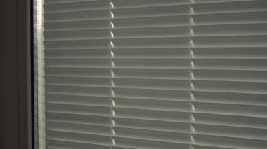 Perdeler kapanır, açılır ve tekrar kapanır..