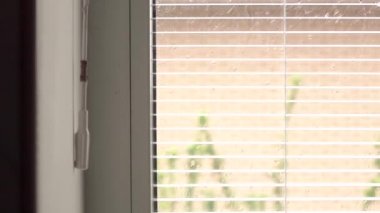 Eller pencereyi kapatır.