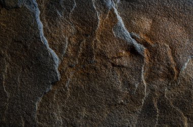 Çok renkli vahşi taşlardan yapılmış doğal bir arka plan. Yukarıdan görüntüle