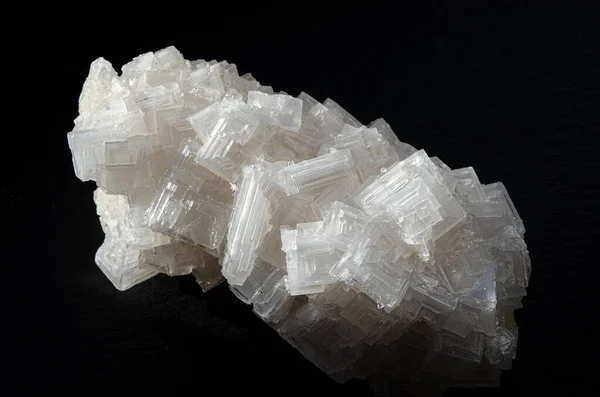 Un enorme cristal blanco texturizado de sal marina salvaje sobre un fondo negro — Foto de Stock