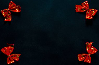 İçinde Noel ağacı renkli oyuncaklar ve zencefilli bisküviler olan Noel kartı. Metin yazılacak bir yer