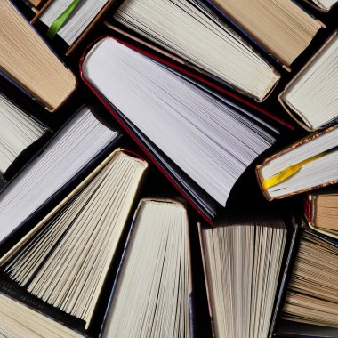 Karanlık bir arka plan üzerinde renkli kalın açık kitap standı