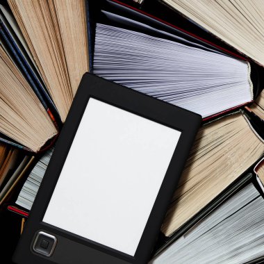 Beyaz bir ekran ile e-kitap yalan yalan açık çok renkli kitap karanlık bir arka plan üzerinde yakın çekim