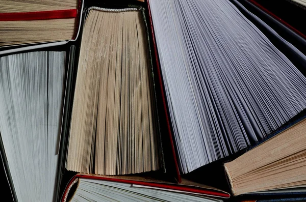 Книги. Много красочных толстых открытых книг стоят на темном фоне — стоковое фото