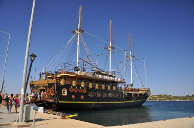 10 Mayıs 2013 - Yunanistan 'ın Halkidiki Yarımadası limanında üç direkli bir gemi duruyor