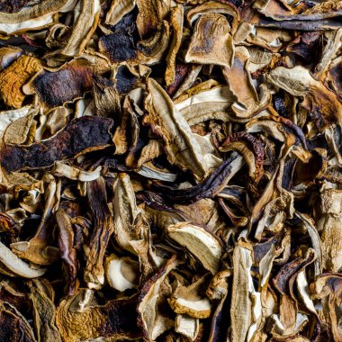 Beyaz ahşap masa üzerinde çok kurutulmuş mantar yalan