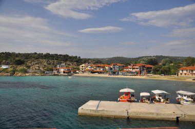 10 Mayıs 2013 - Yunan limanında küçük parlak balıkçı tekneleri