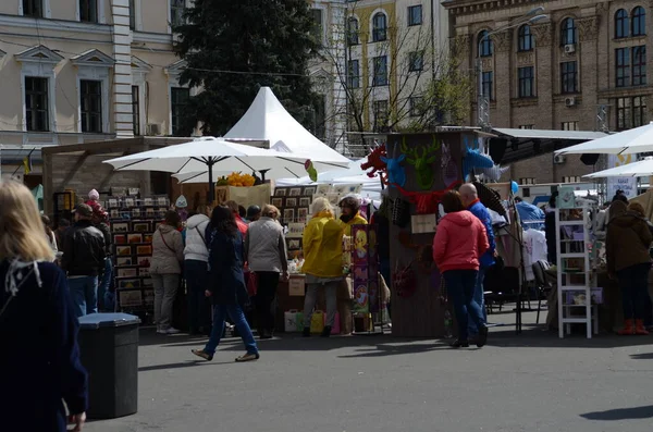 Festiwal ukraińskich wyrobów wykonanych w ukraińskim na placu pocztowym Kijowa, 18 kwietnia 2015 — Zdjęcie stockowe