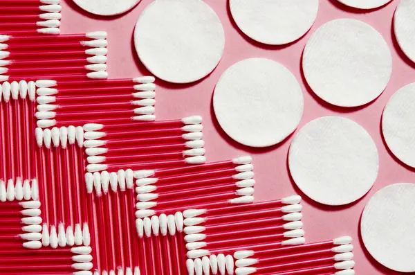 Higiéniai termékek: kerek fehér pamut párna és vatta letöröl a színes háttérrel — Stock Fotó