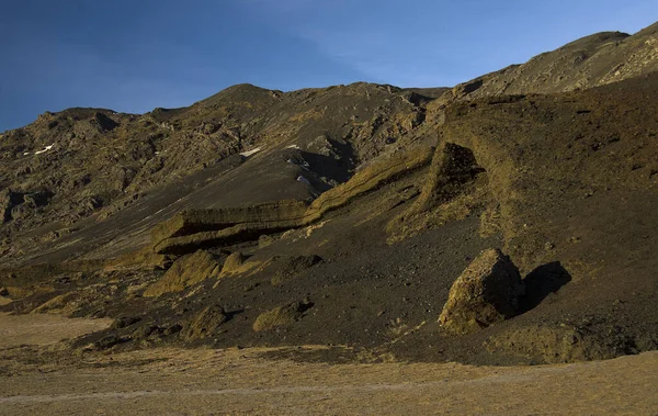 Campos de fumarola da Islândia cobertos com enxofre amarelo com crateras de lama fervente contra o céu de inverno — Fotografia de Stock