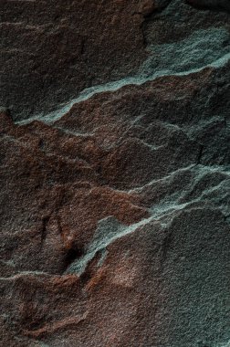 Çok renkli vahşi taşlardan yapılmış doğal bir arka plan. Yukarıdan görüntüle