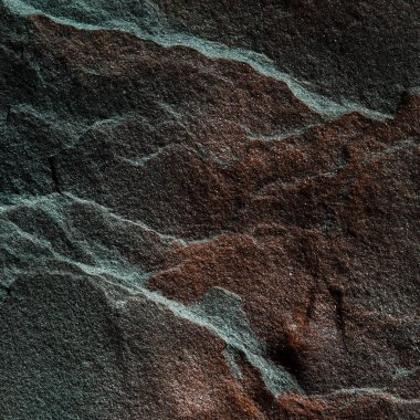 Çok renkli vahşi taşlardan yapılmış doğal bir arka plan. Yukarıdan görüntüle