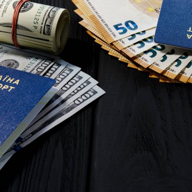 Hangi elli lik faturaları Ukrayna, bir vatandaş biyometrik pasaport yanındaki eski yüz dolarlık banknot kırmızı bir lastik bant ile bağlı kalın bir rulo yatıyor