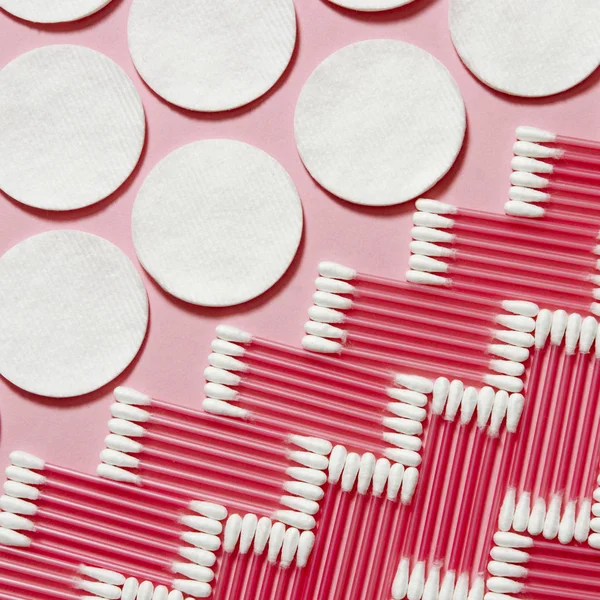 Productos de higiene: almohadillas redondas de algodón blanco y hisopos de algodón sobre fondo de color —  Fotos de Stock