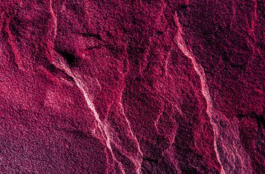 Çok renkli vahşi taşlardan yapılmış doğal bir arka plan. Yukarıdan görüntüle