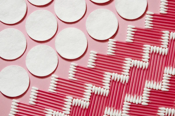 Productos de higiene: almohadillas redondas de algodón blanco y hisopos de algodón sobre fondo de color —  Fotos de Stock