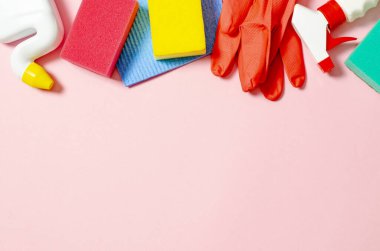 Mutfak, banyo ve diğer odaların farklı yüzeyleri için renkli temizlik seti. Temizlik hizmeti kavramı