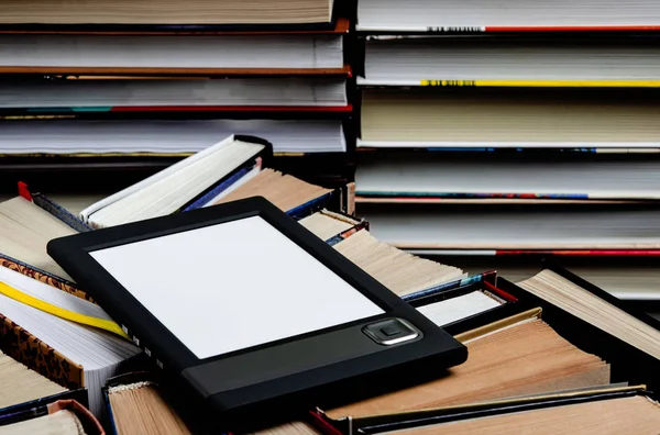 Beyaz bir ekran ile e-kitap yalan yalan açık çok renkli kitap karanlık bir arka plan üzerinde yakın çekim — Stok fotoğraf